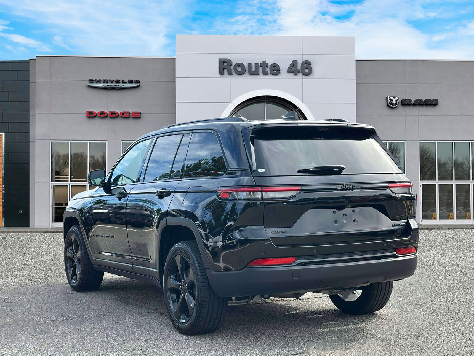 Used 2024 Jeep Grand Cherokee Limited w/ Luxury Tech Group II AWD/4WD image 4