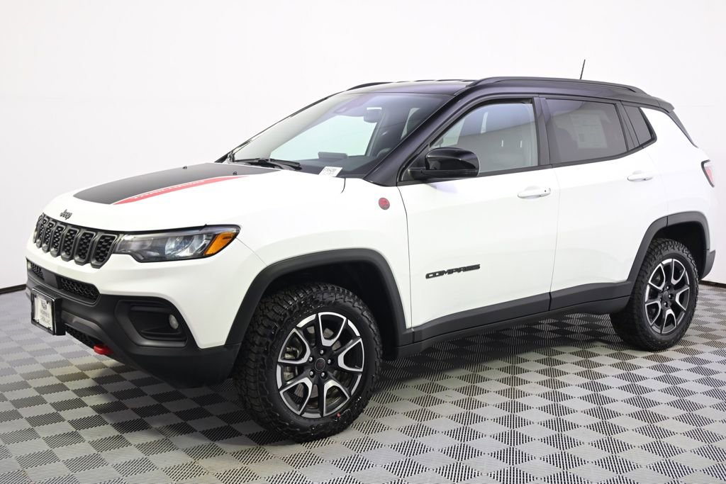 Used 2025 Jeep Compass Trailhawk image 2