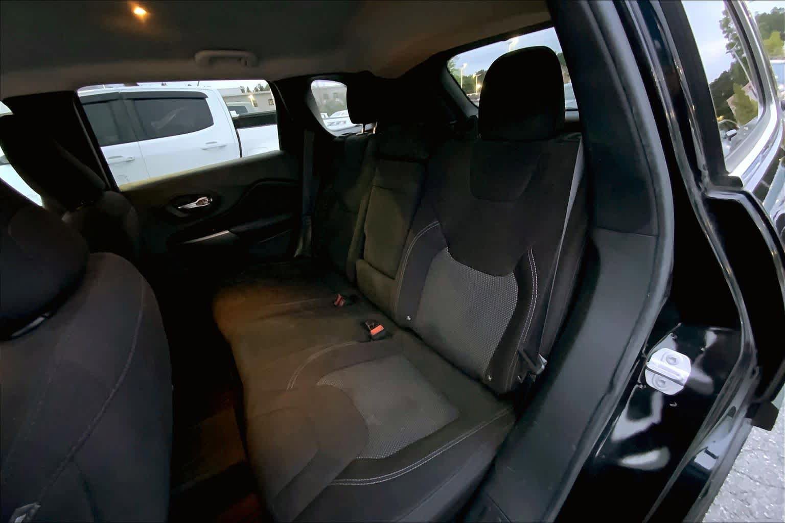 Used 2019 Jeep Cherokee Latitude w/ Popular Appearance Group FWD image 20