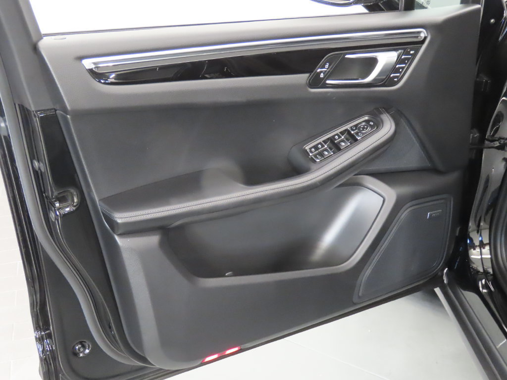 Certified 2026 Porsche Macan AWD/4WD image 35