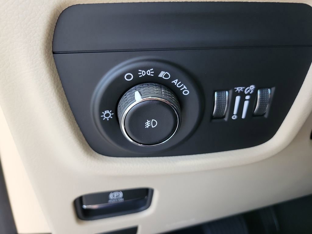 New 2025 Jeep Grand Cherokee L Limited w/ Luxury Tech Group II image 23