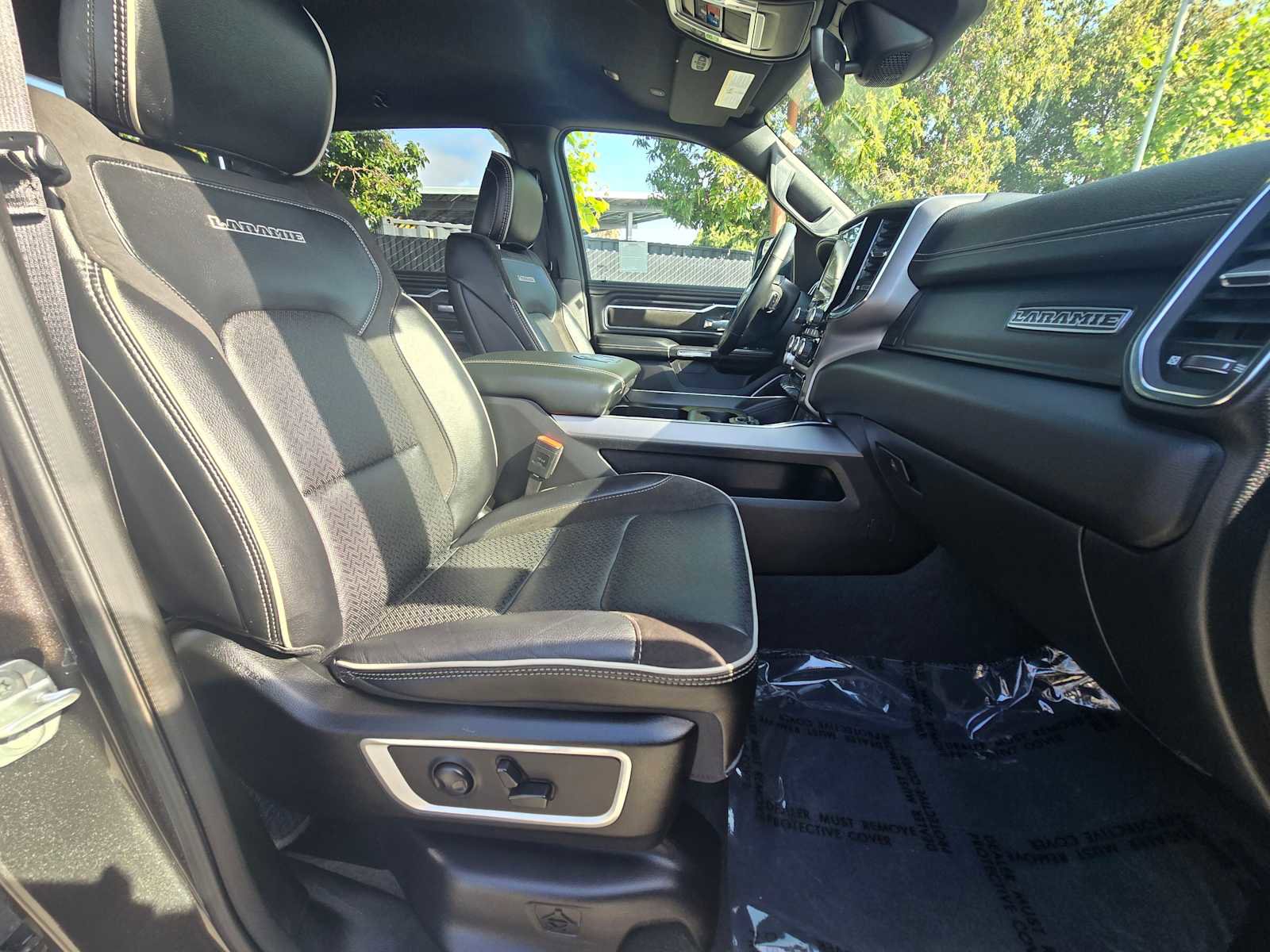 Used 2024 RAM 1500 Laramie AWD/4WD image 10