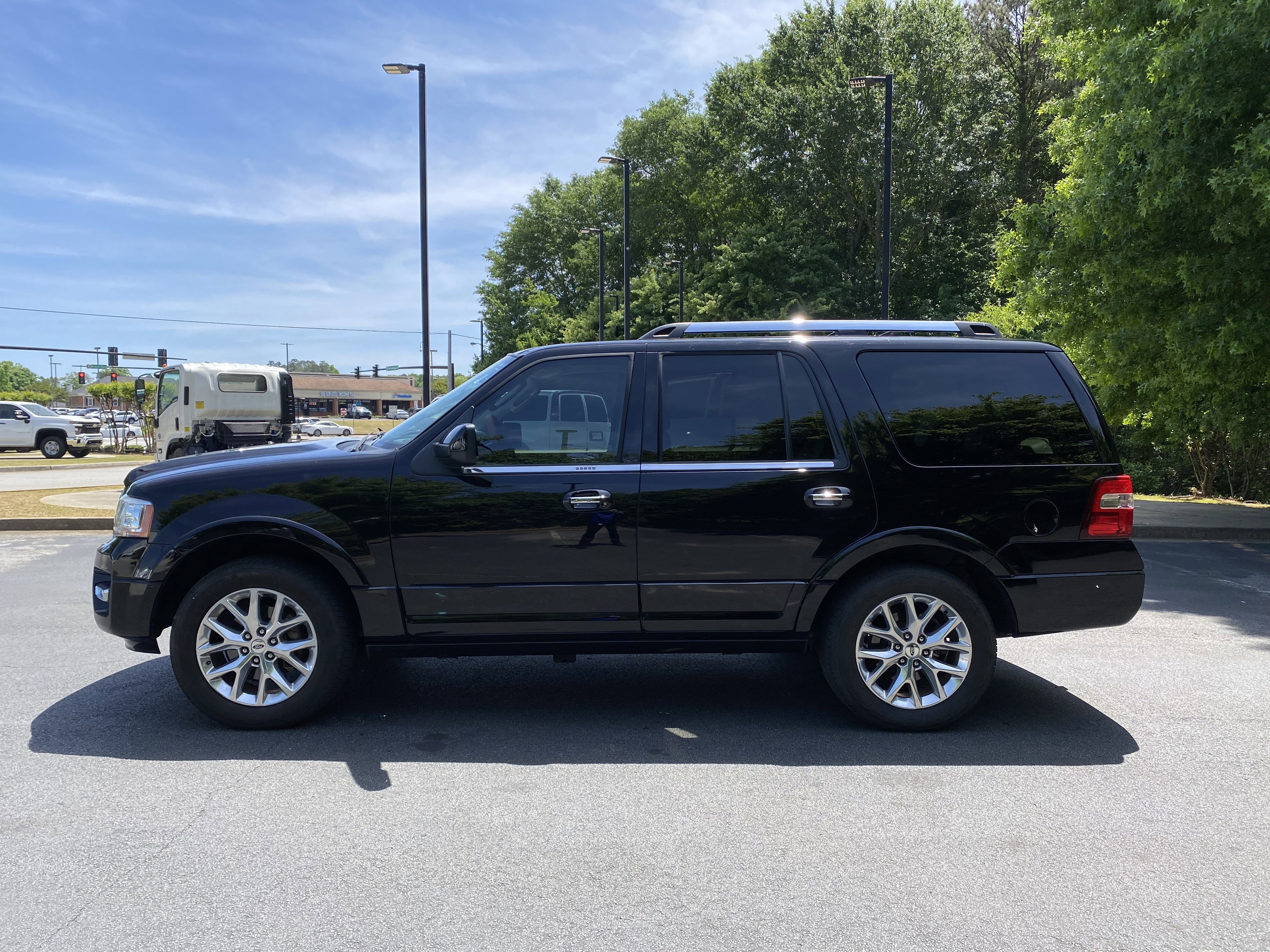Used 2017 Ford Expedition Limited w/ Equipment Group 301A RWD image 6