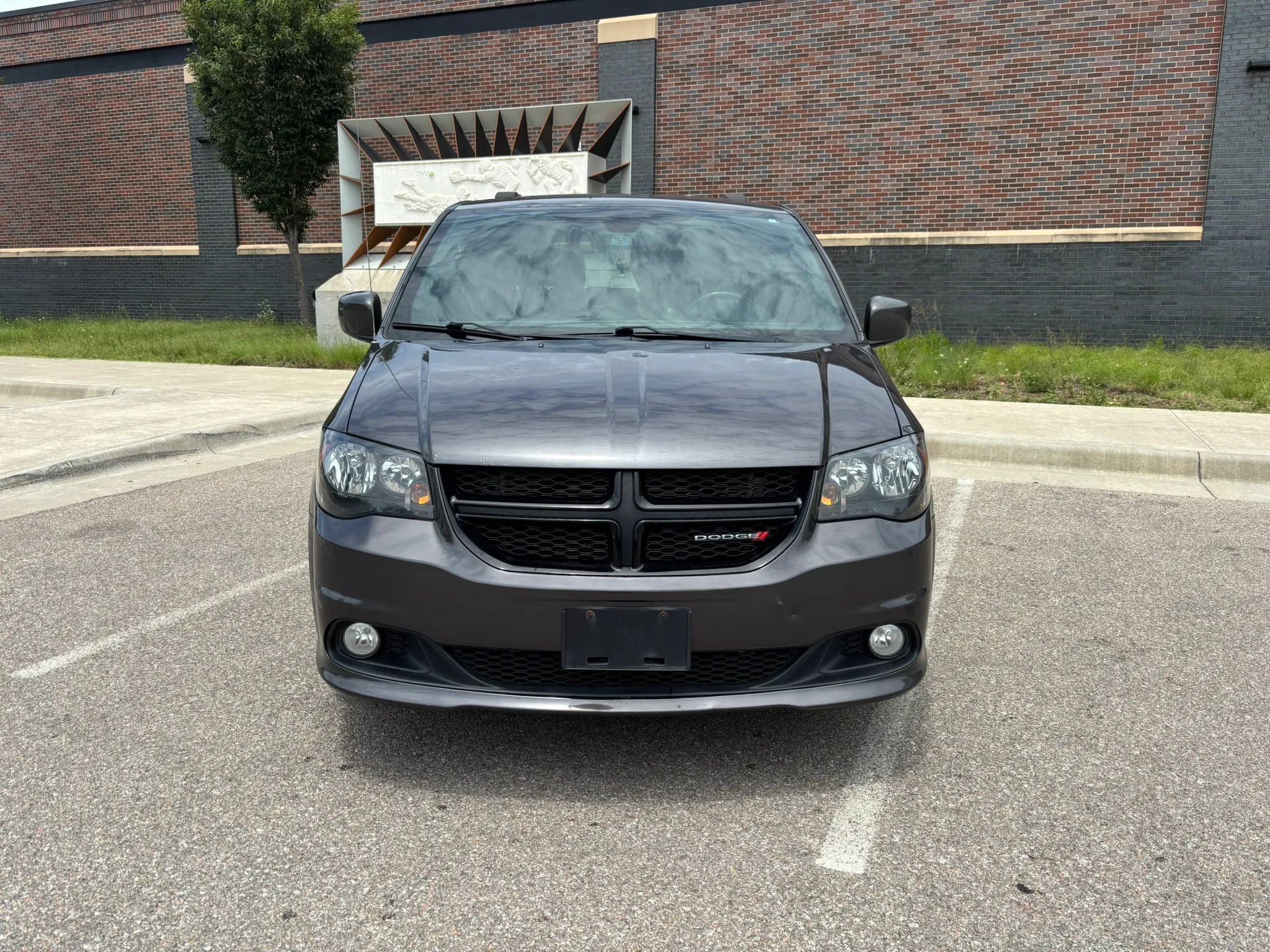 Used 2018 Dodge Grand Caravan SXT w/ Blacktop Package FWD image 2