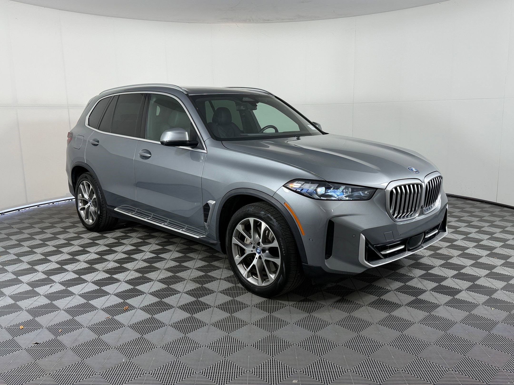 Used 2025 BMW X5 xDrive50e w/ Premium Package AWD/4WD image 7