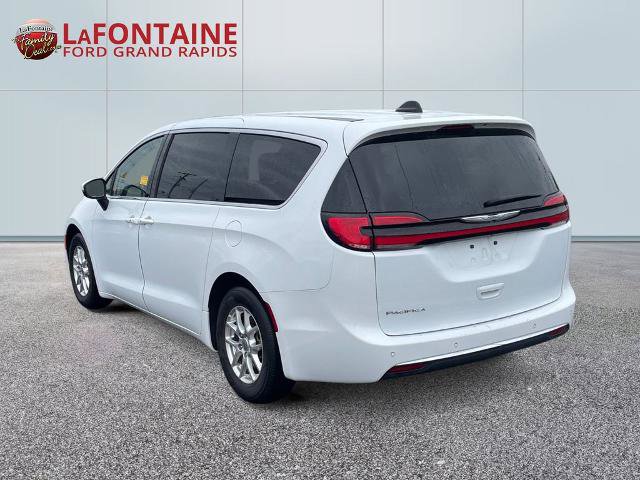 Used 2023 Chrysler Pacifica Touring-L FWD image 5