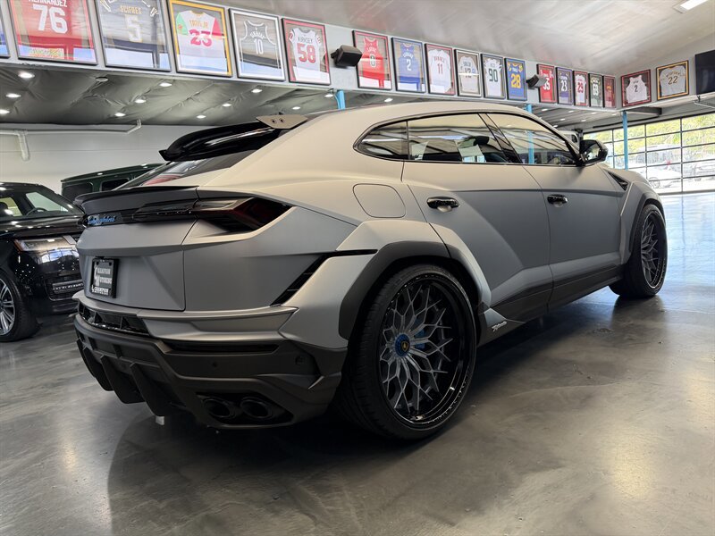 Used 2024 Lamborghini Urus Performante AWD/4WD image 7