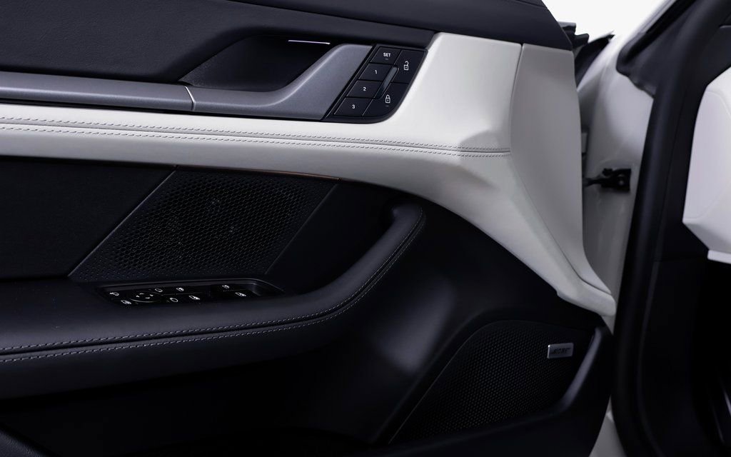 New 2025 Porsche Taycan 4S image 18