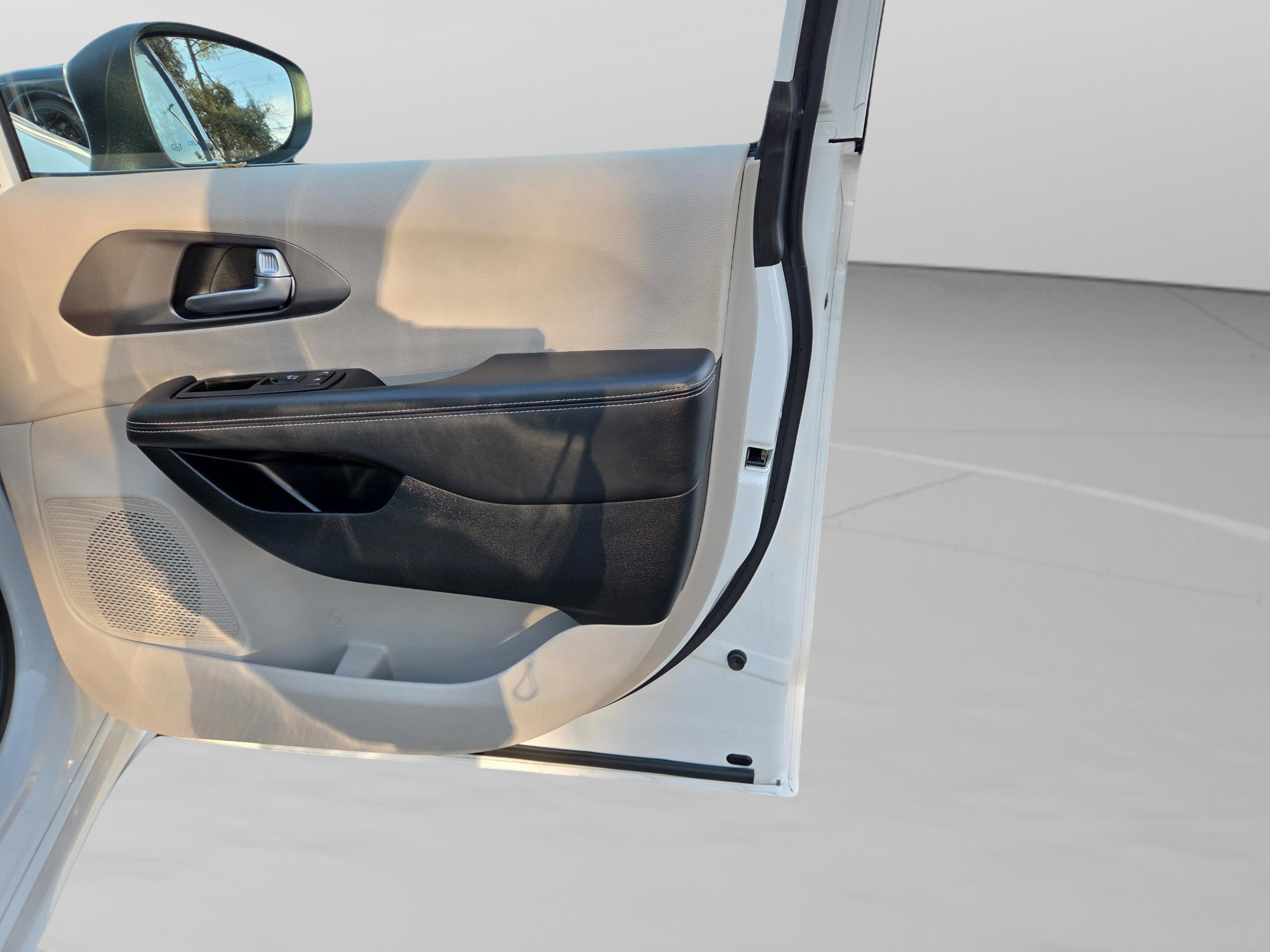 Used 2023 Chrysler Pacifica Touring-L image 37