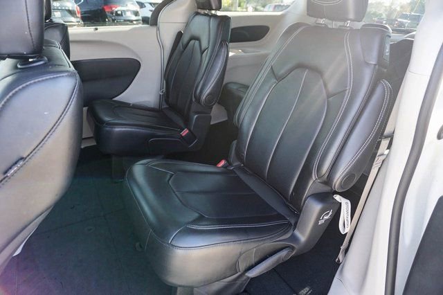 Used 2024 Chrysler Pacifica Touring-L image 8