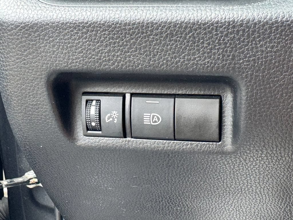 Used 2021 Toyota RAV4 LE AWD/4WD image 29