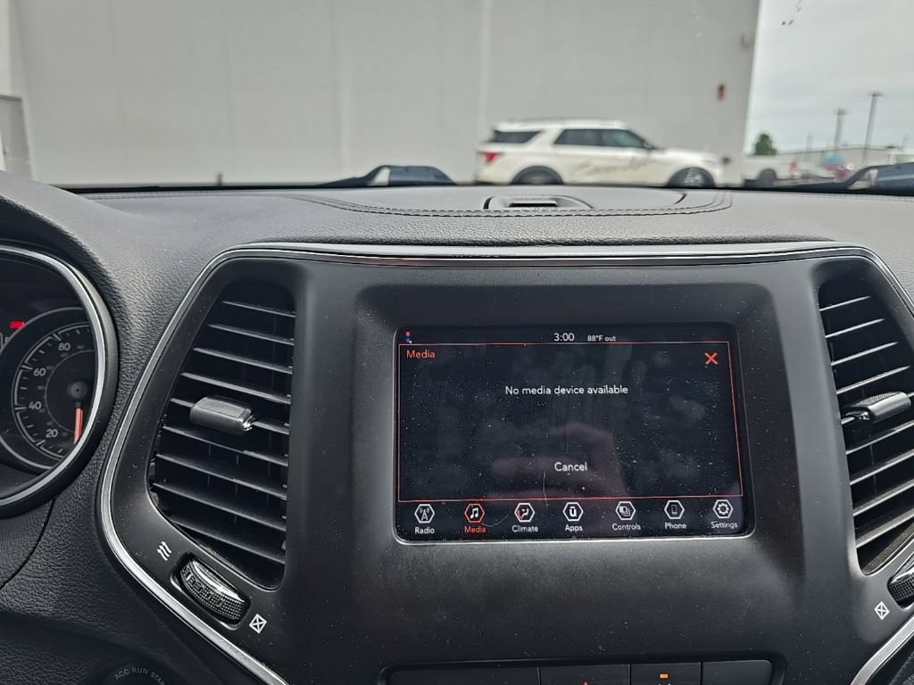 Used 2021 Jeep Cherokee Latitude FWD image 5