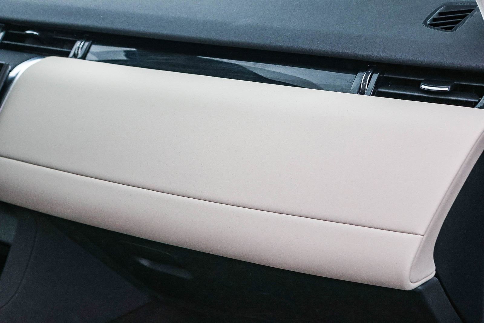 Used 2025 Land Rover Discovery Sport S image 18