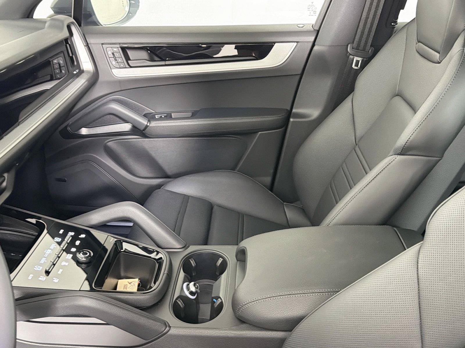 Certified 2025 Porsche Cayenne AWD/4WD image 30