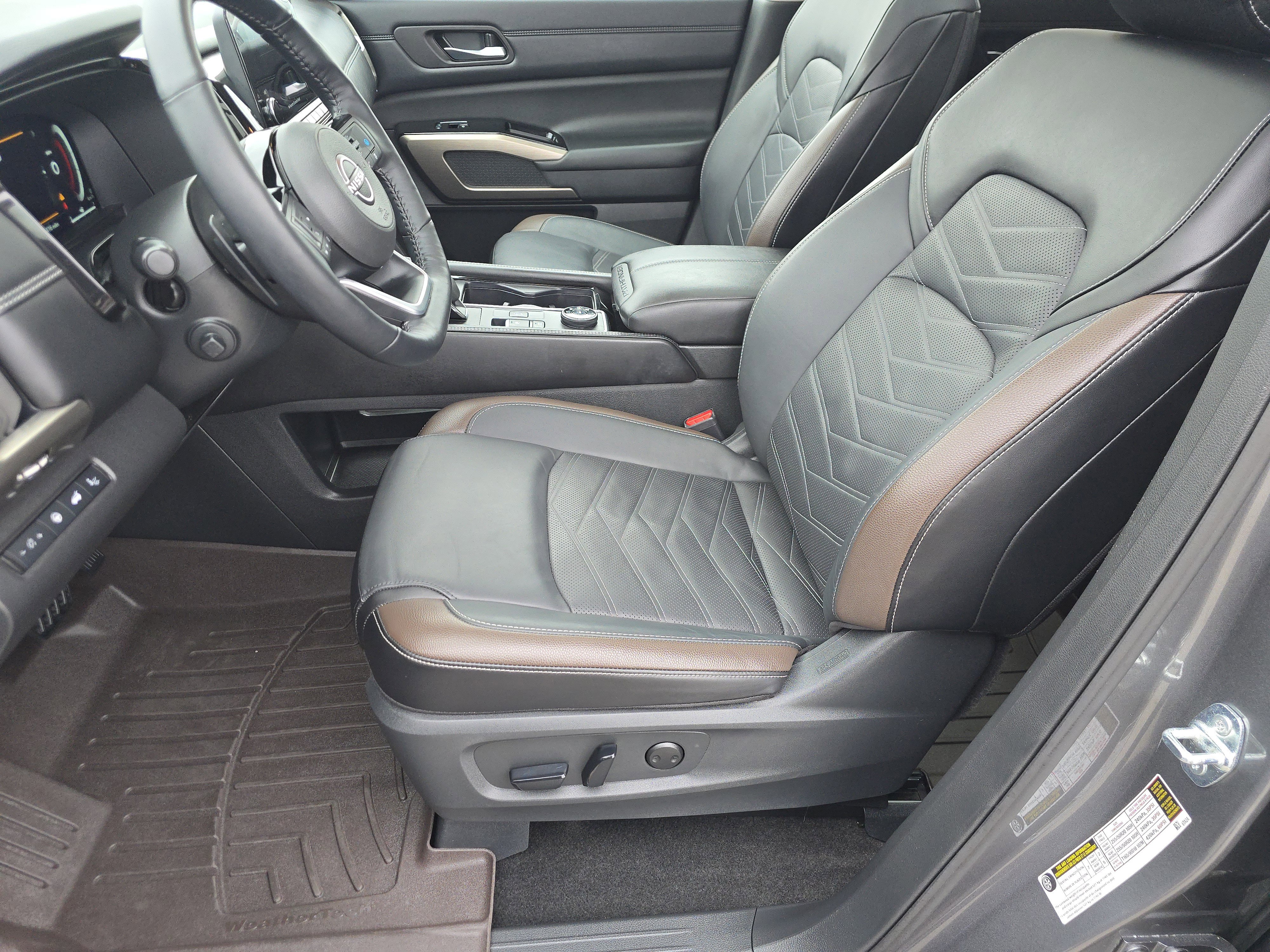 Used 2024 Nissan Pathfinder Platinum image 20