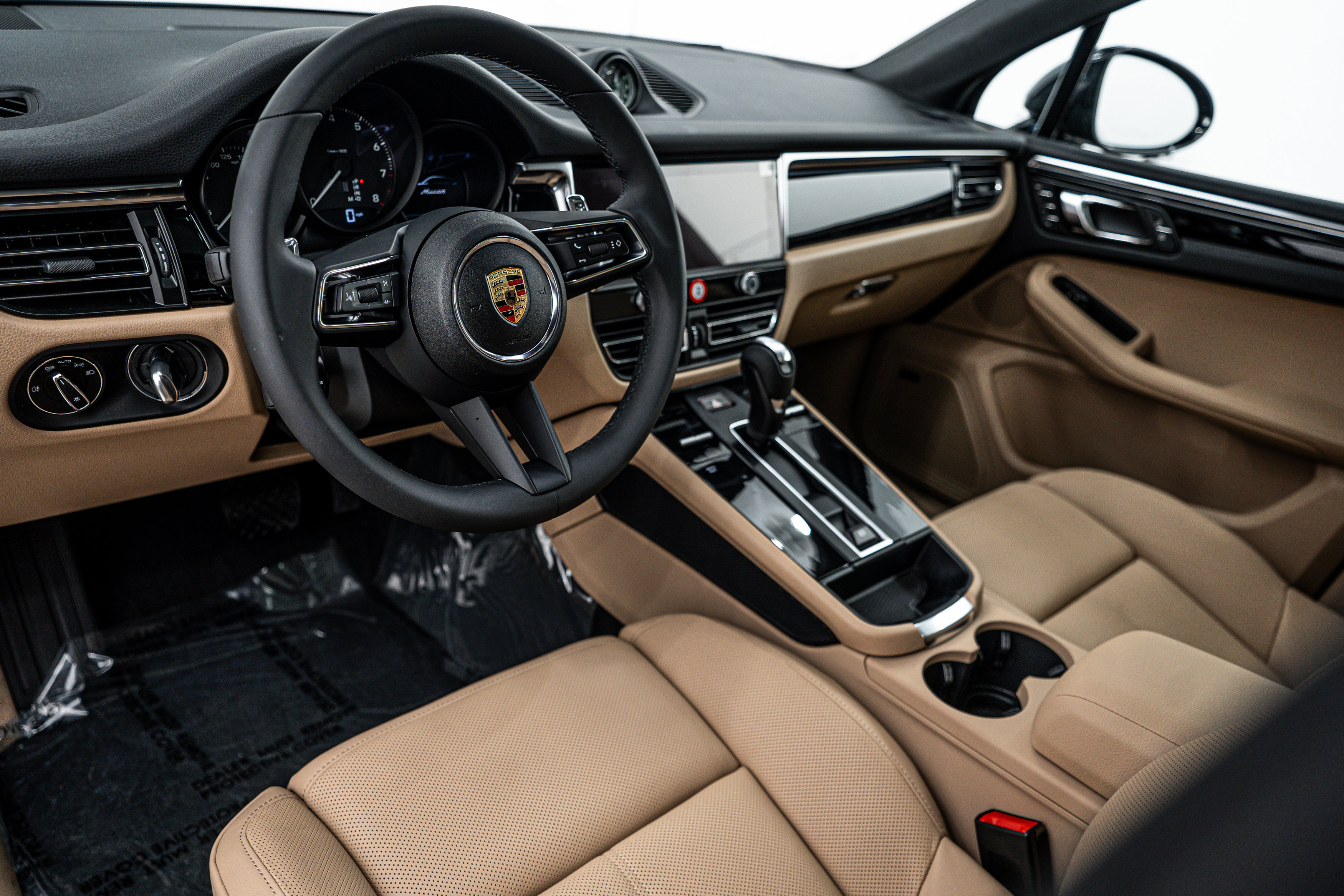 New 2025 Porsche Macan image 4