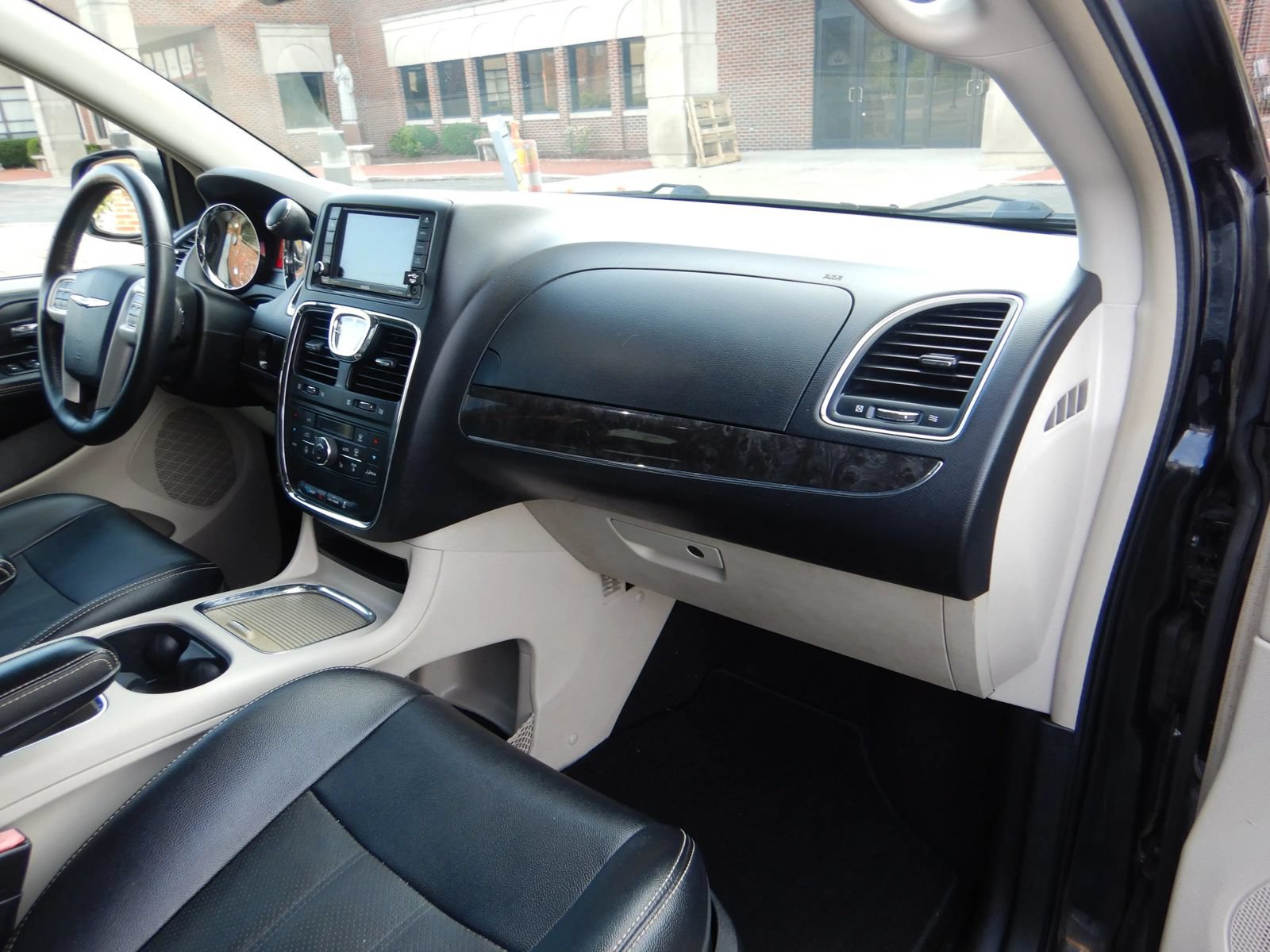 Used 2015 Chrysler Town & Country Touring-L w/ Driver Convenience Group FWD image 19