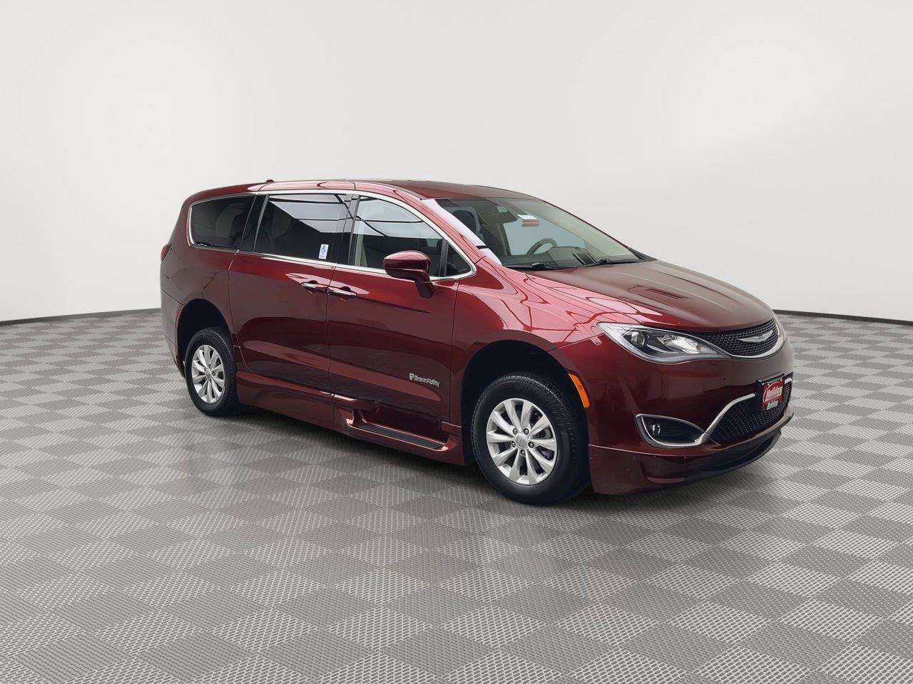 Used 2018 Chrysler Pacifica Touring Plus FWD image 29