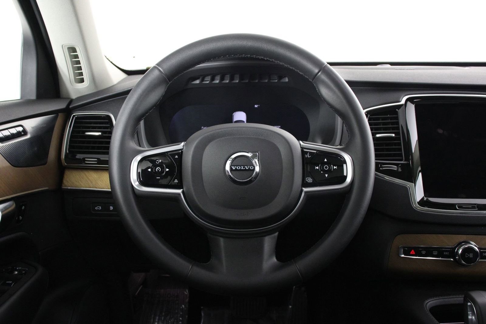 Certified 2023 Volvo XC90 T8 Plus w/ Protection Package Premier image 8