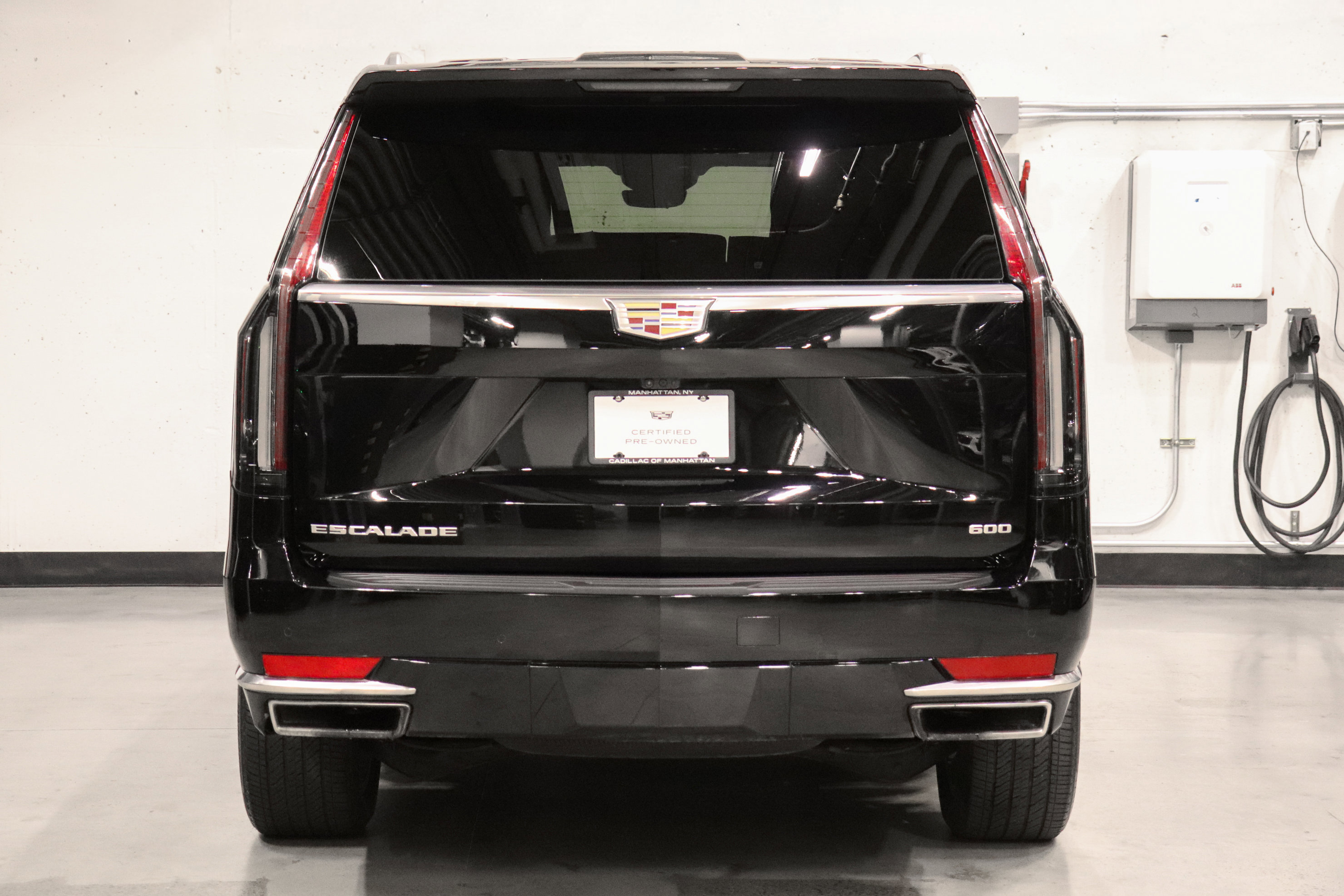 Used 2023 Cadillac Escalade ESV Premium Luxury image 4
