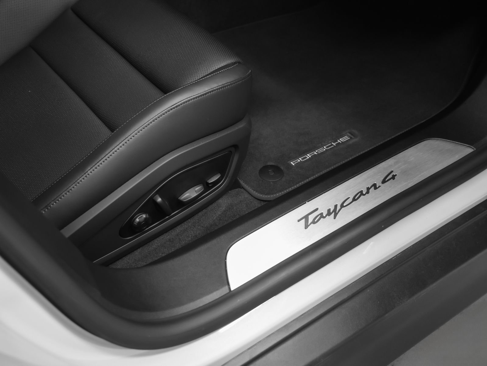 Certified 2025 Porsche Taycan AWD/4WD image 22