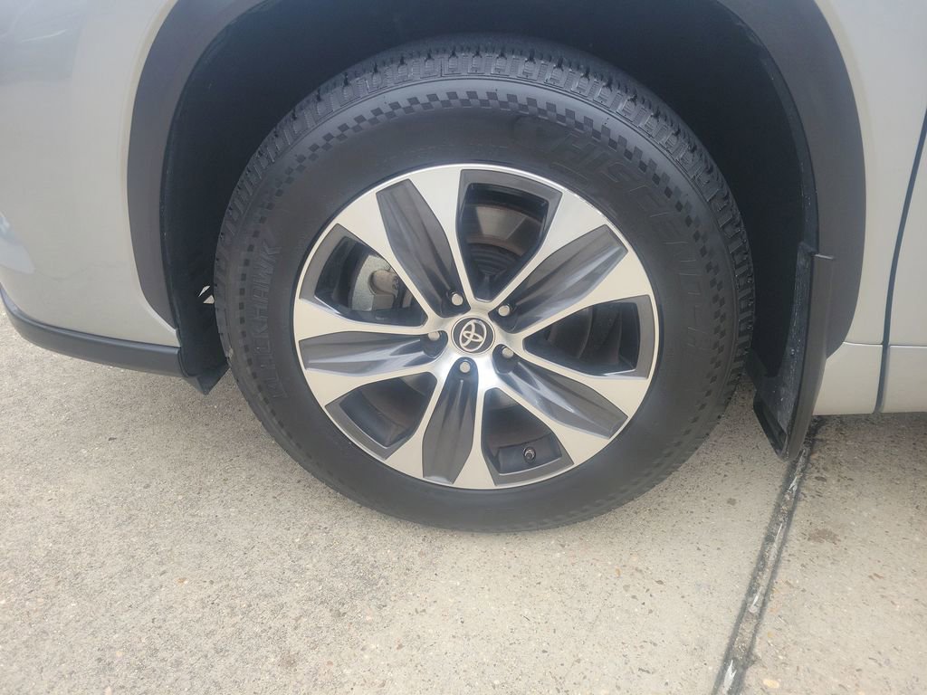 Used 2023 Toyota Highlander XLE image 30