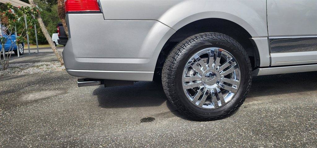 Used 2010 Lincoln Navigator L 4WD image 12
