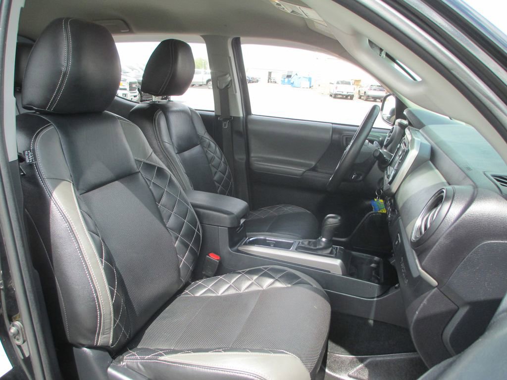 Used 2019 Toyota Tacoma SR5 AWD/4WD image 22