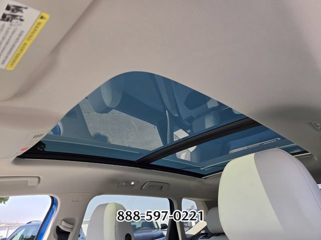 Certified 2025 Volkswagen Taos SE FWD image 11