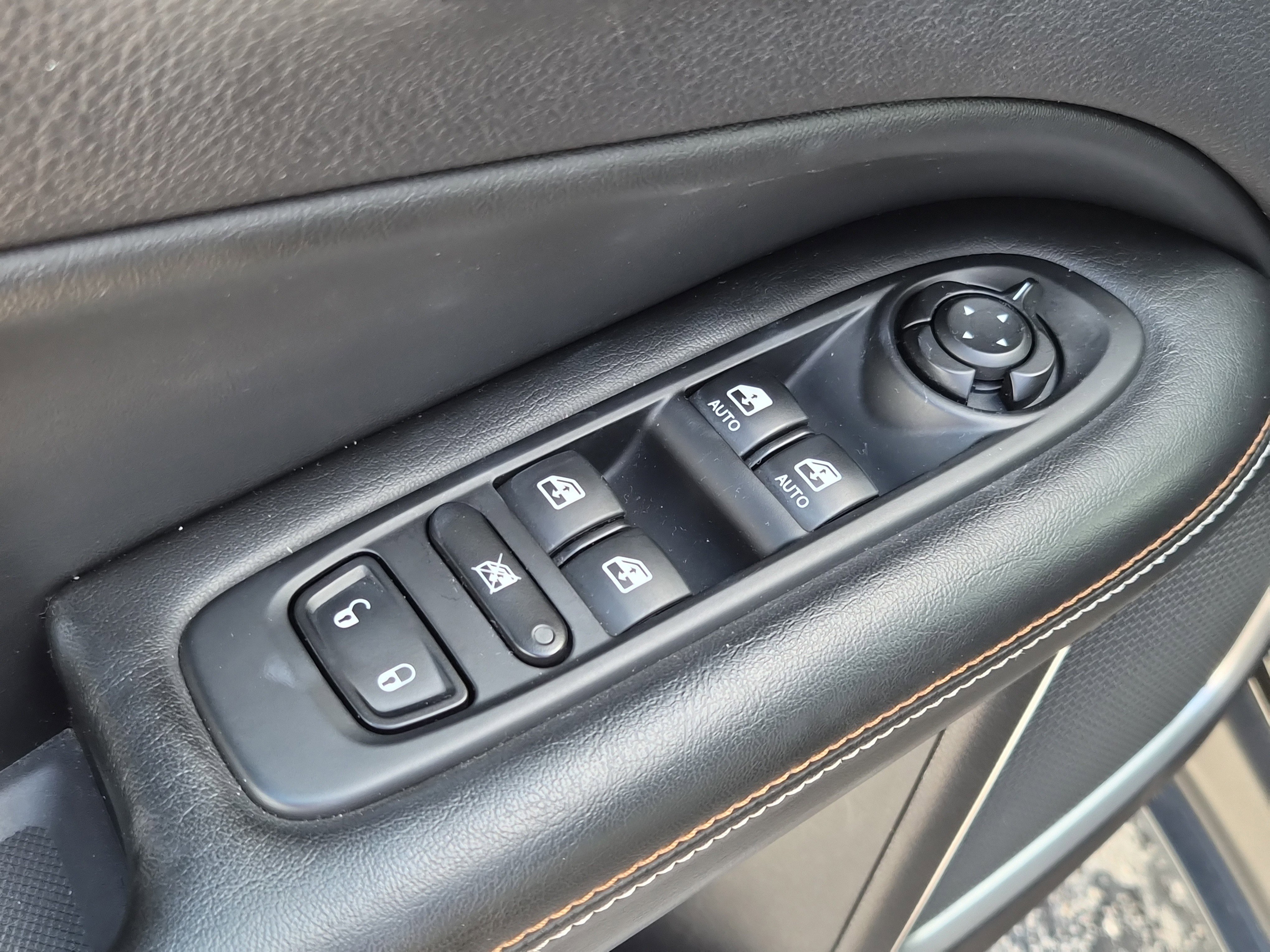 Used 2018 Jeep Compass Latitude w/ Cold Weather Group image 18