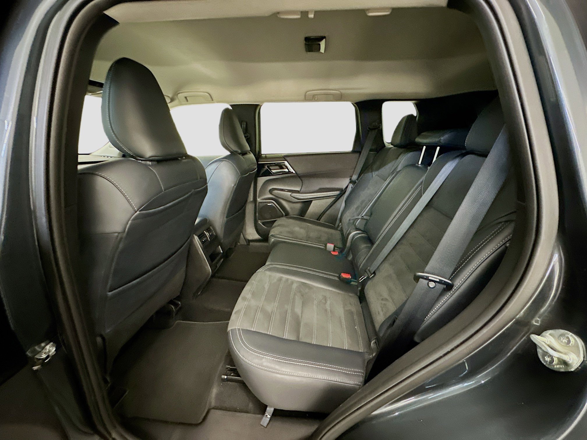 Used 2025 Mitsubishi Outlander SE image 29