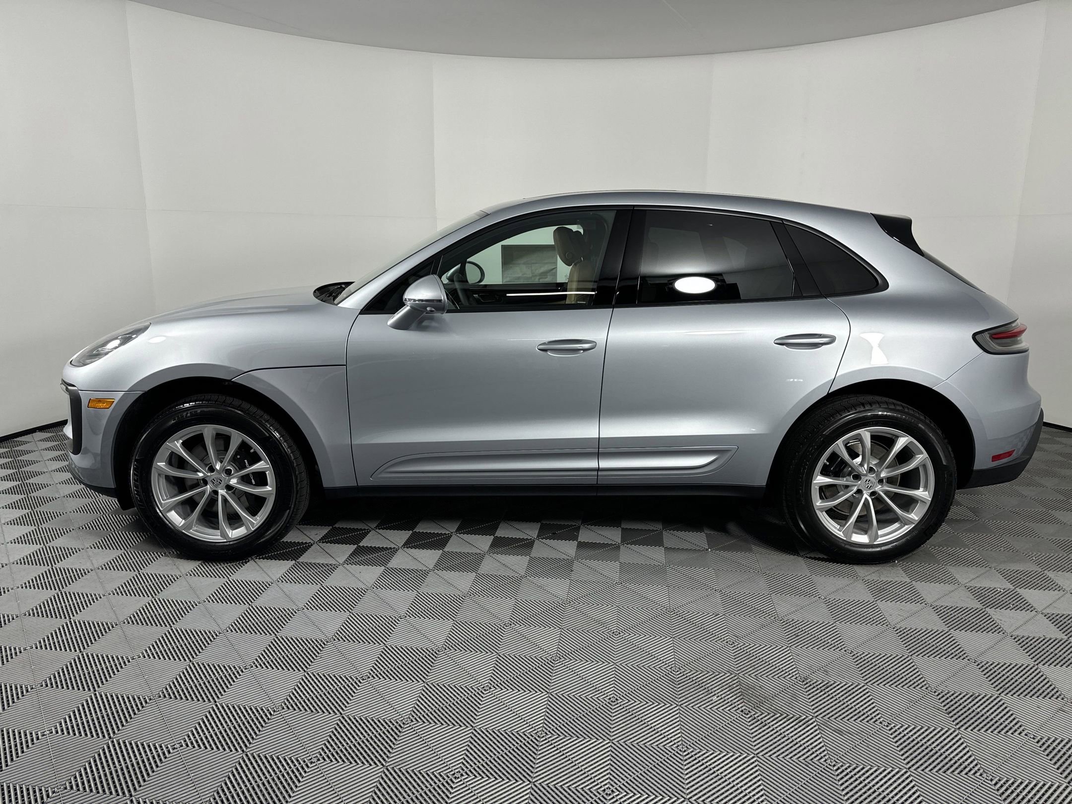 Certified 2025 Porsche Macan image 2