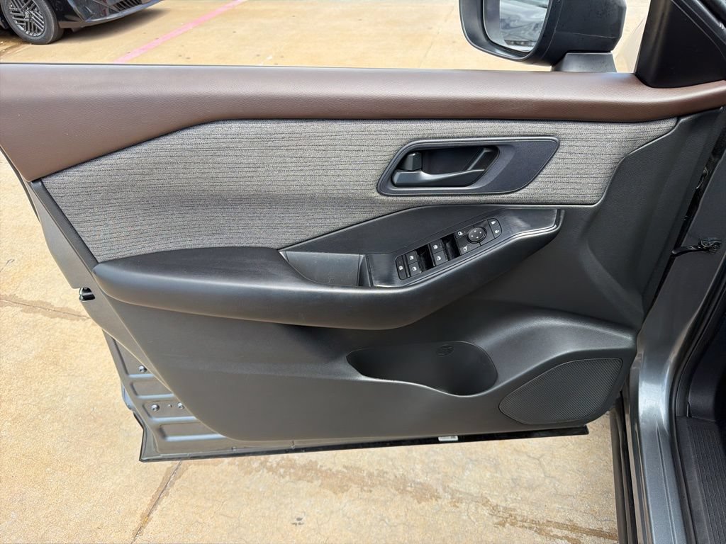 Used 2023 Nissan Rogue S FWD image 11