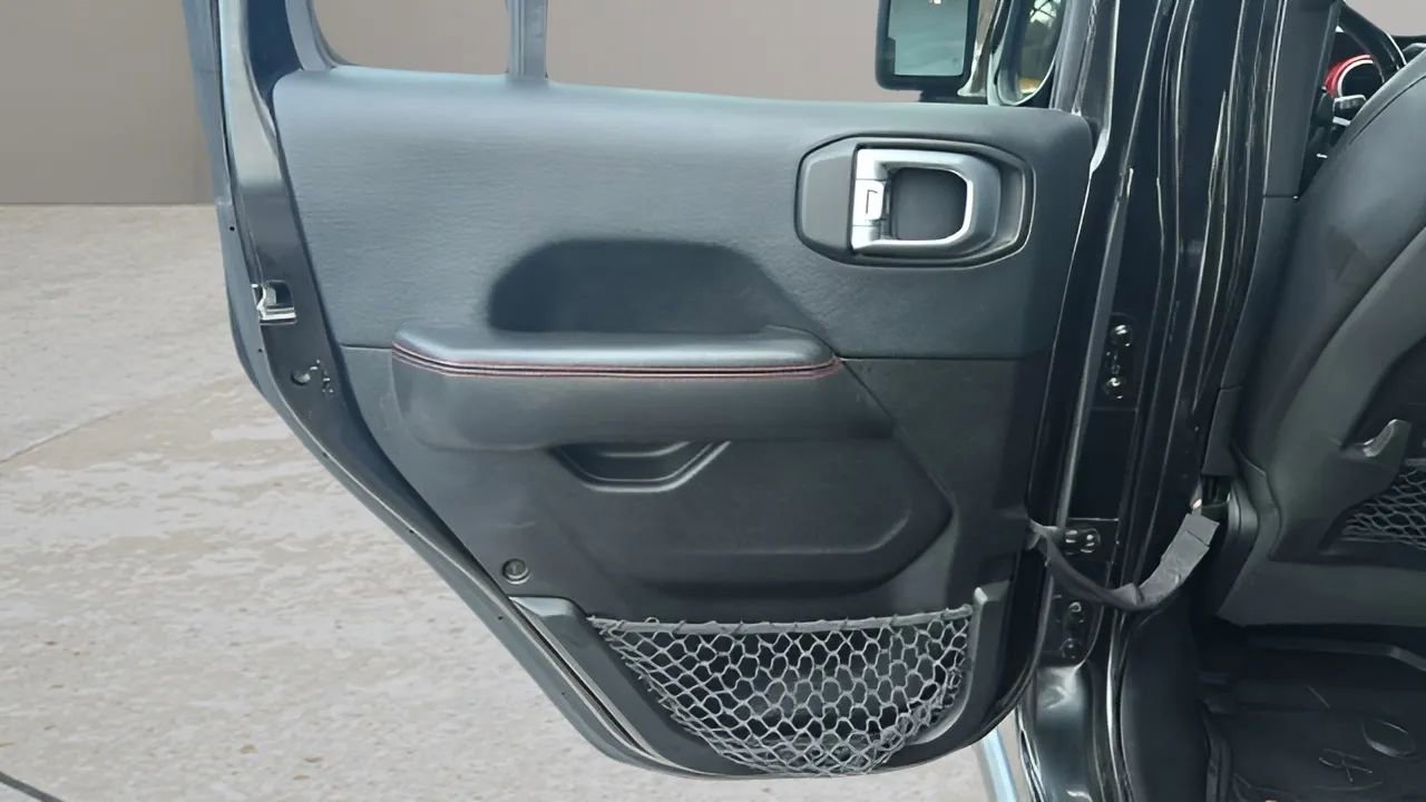 Used 2018 Jeep Wrangler Unlimited Rubicon image 32