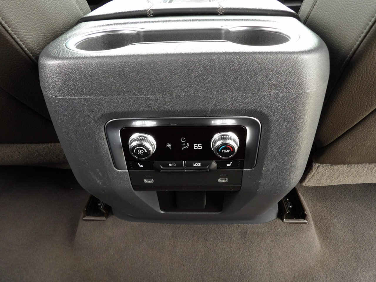 Used 2021 GMC Yukon Denali w/ Denali Premium Package image 32