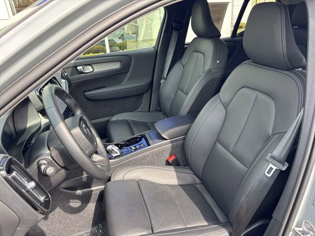 Used 2025 Volvo XC40 B5 Plus image 18