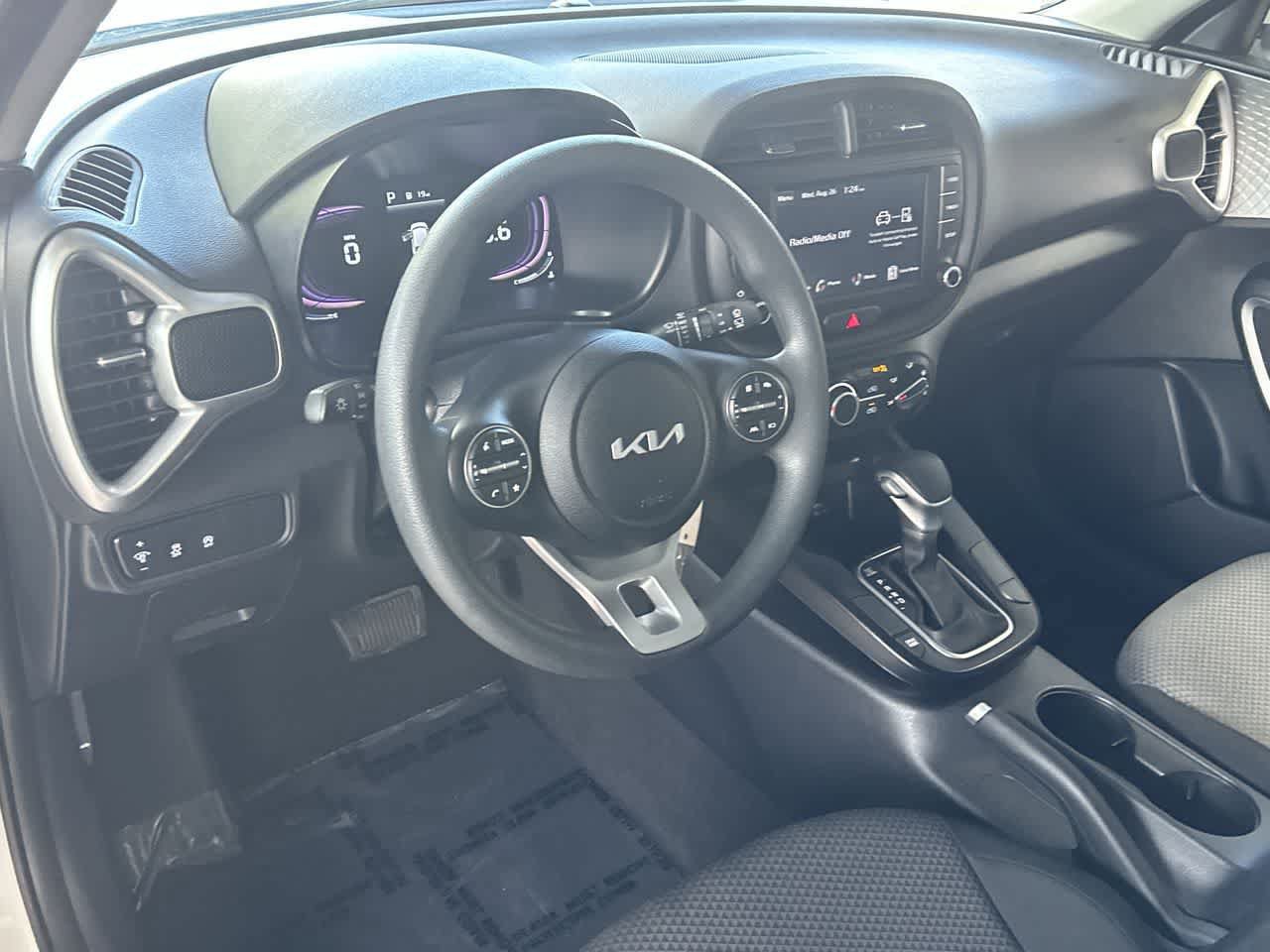 Used 2025 Kia Soul LX w/ LX Technology Package FWD image 13