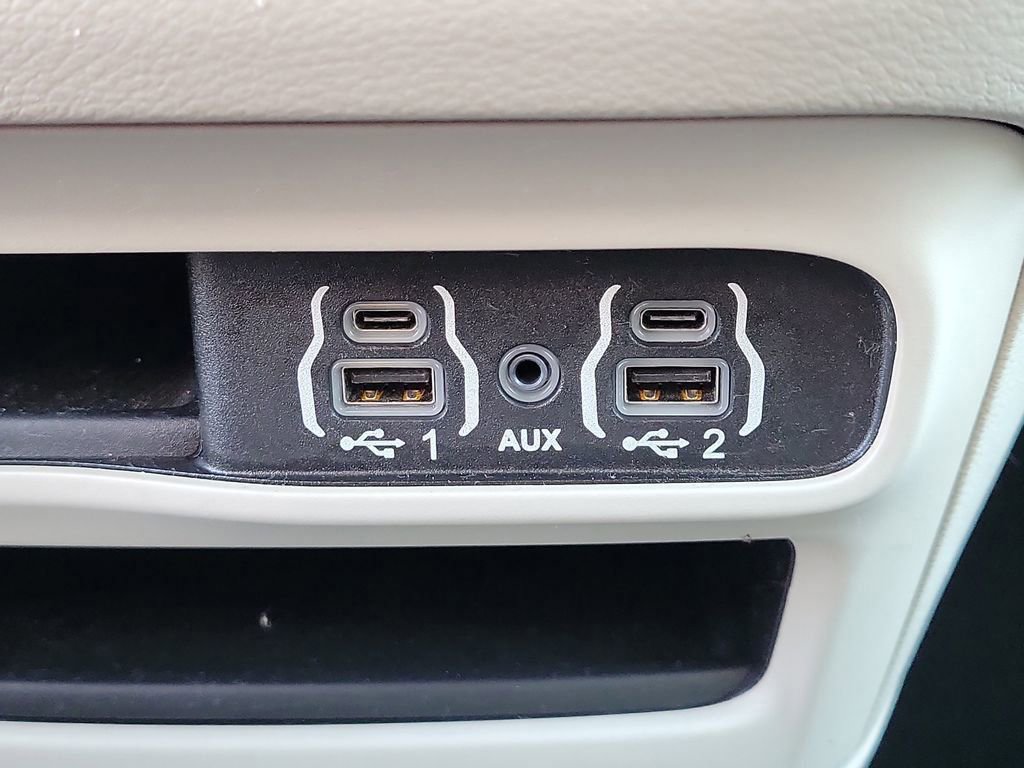 Used 2023 Chrysler Pacifica Touring-L FWD image 9