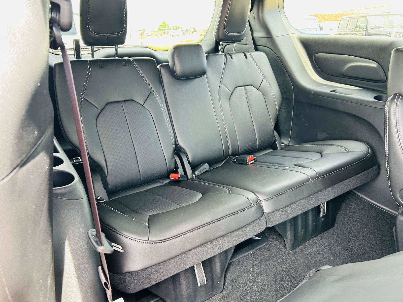 New 2027 Chrysler Pacifica Select FWD image 31