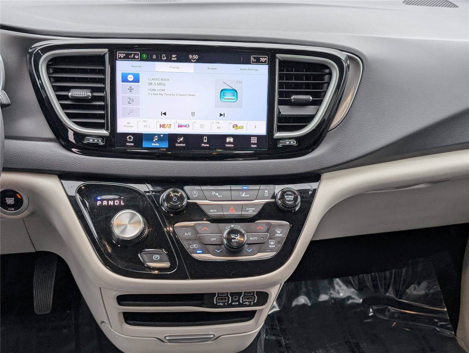 Used 2024 Chrysler Pacifica Touring-L image 18