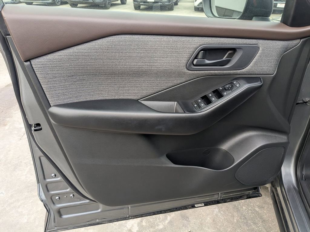 Used 2023 Nissan Rogue S image 11