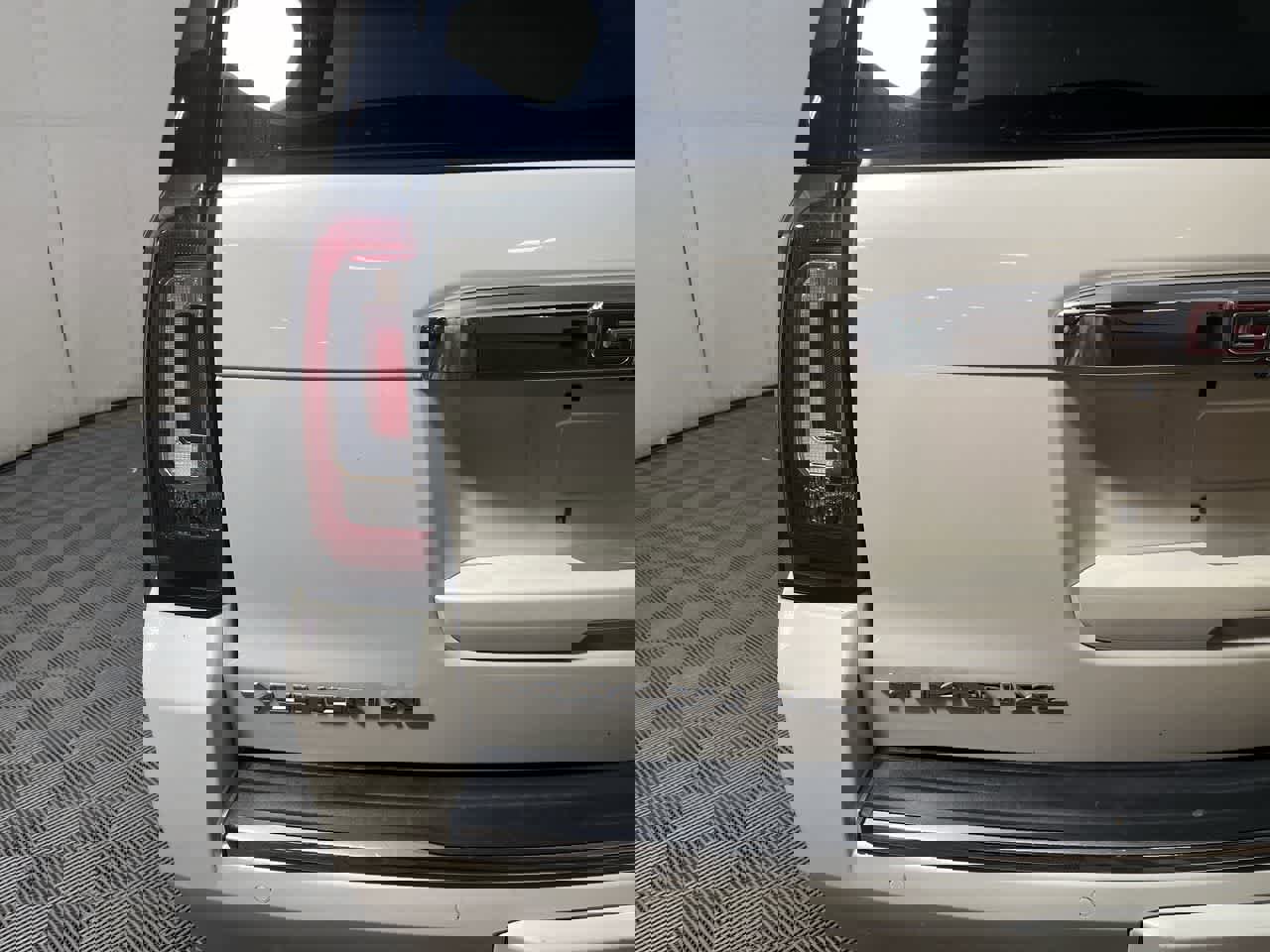 Used 2015 GMC Yukon XL Denali w/ Premium Package image 11