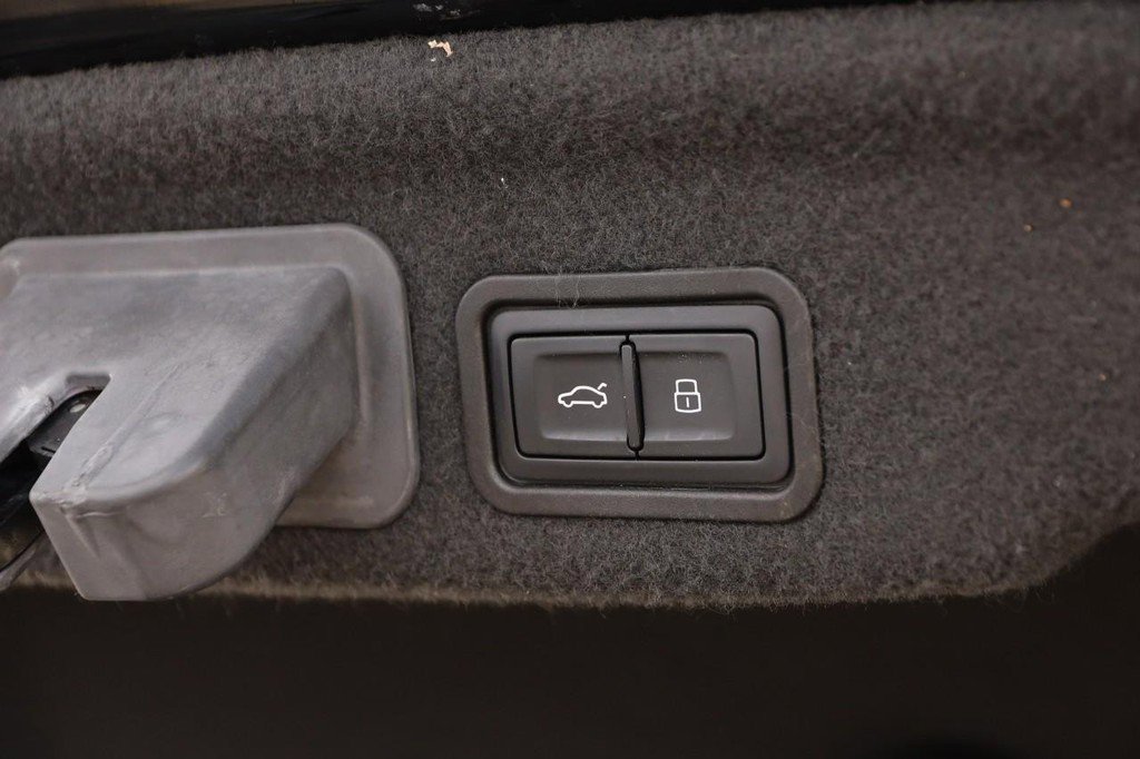 Used 2015 Audi A8 L TDI w/ Premium Package image 8