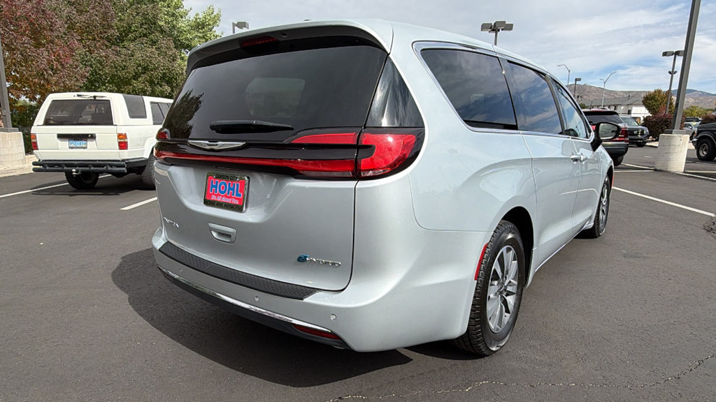 Used 2024 Chrysler Pacifica Limited FWD image 3