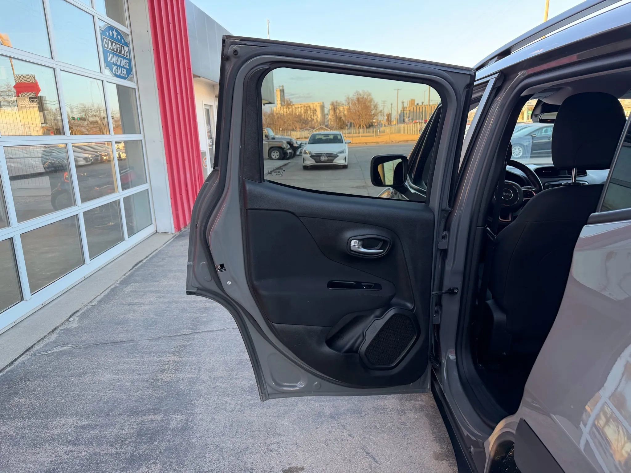 Used 2019 Jeep Renegade Latitude w/ Cold Weather Group image 11