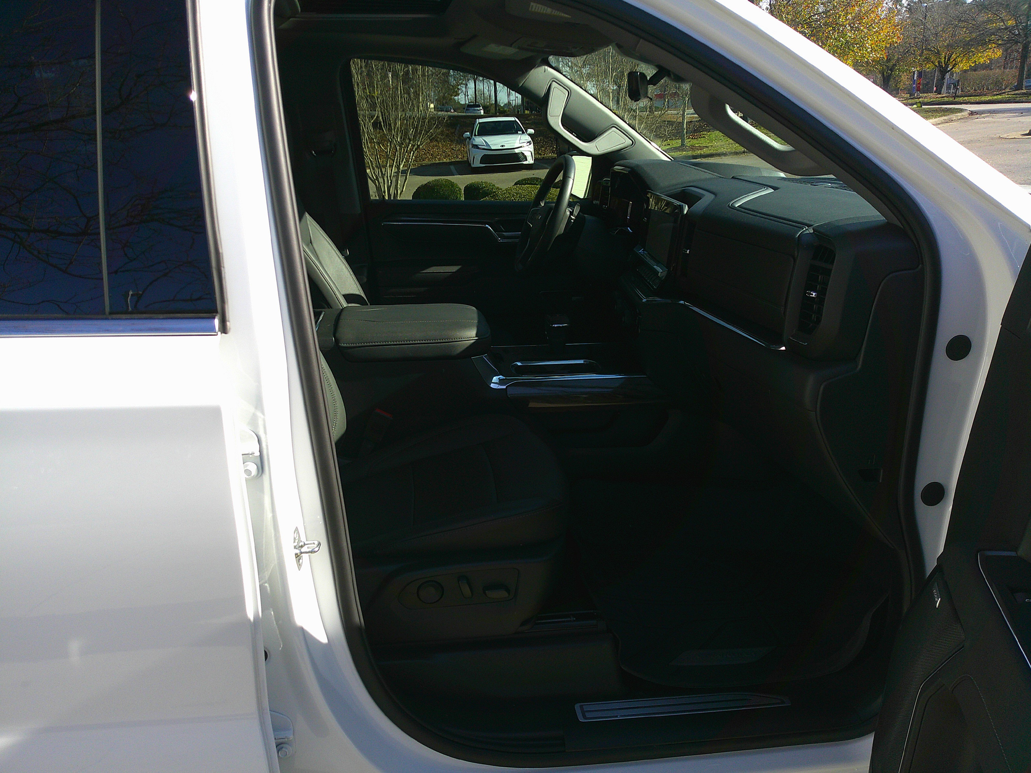 Used 2024 Chevrolet Silverado 1500 LTZ w/ LTZ Premium Package image 34