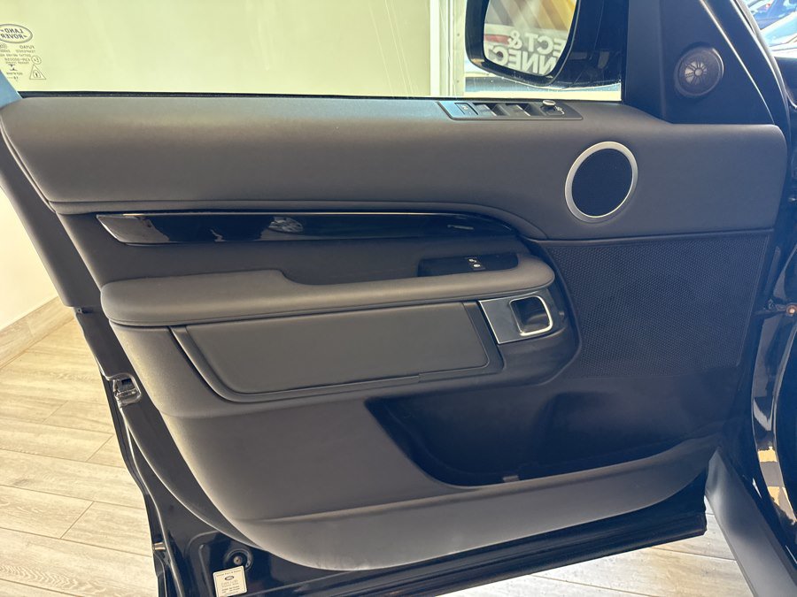 Used 2019 Land Rover Discovery SE AWD/4WD image 11