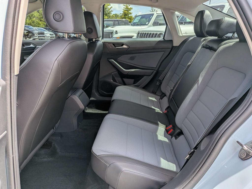 Used 2025 Volkswagen Jetta SE FWD image 12