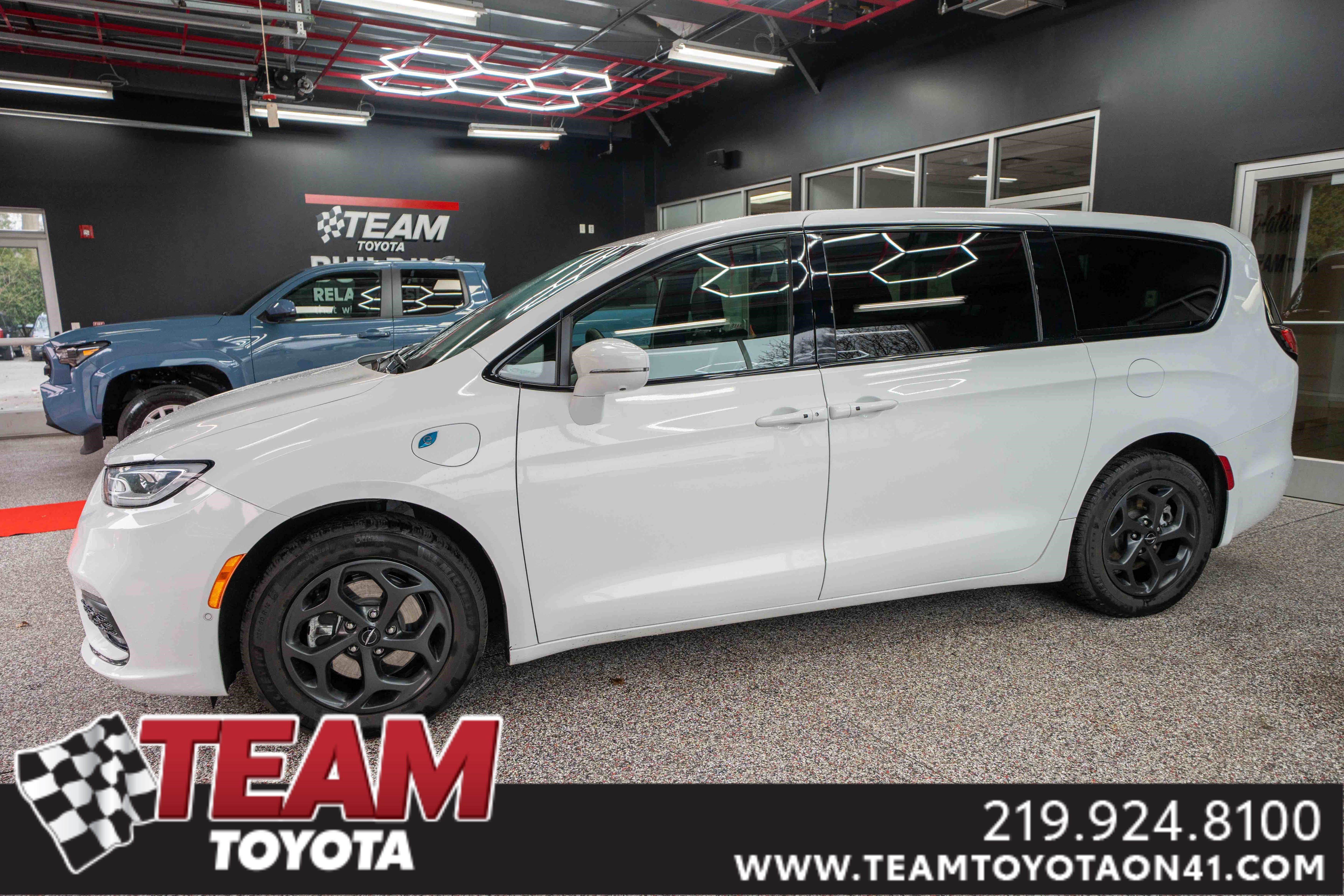 Used 2022 Chrysler Pacifica Touring-L w/ Uconnect Theater Family Group
