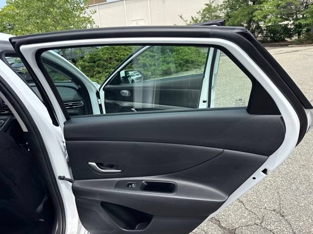 Used 2025 Hyundai Elantra SE FWD image 29